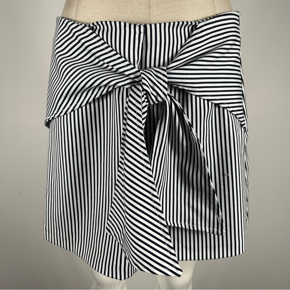 ❤️ Urban Outfitters Navy and White Striped Skirt